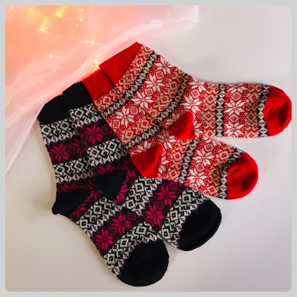 Sold!  NWT 2 PK Red/Black Thick Snowflake Socks - Picture 2 of 5
